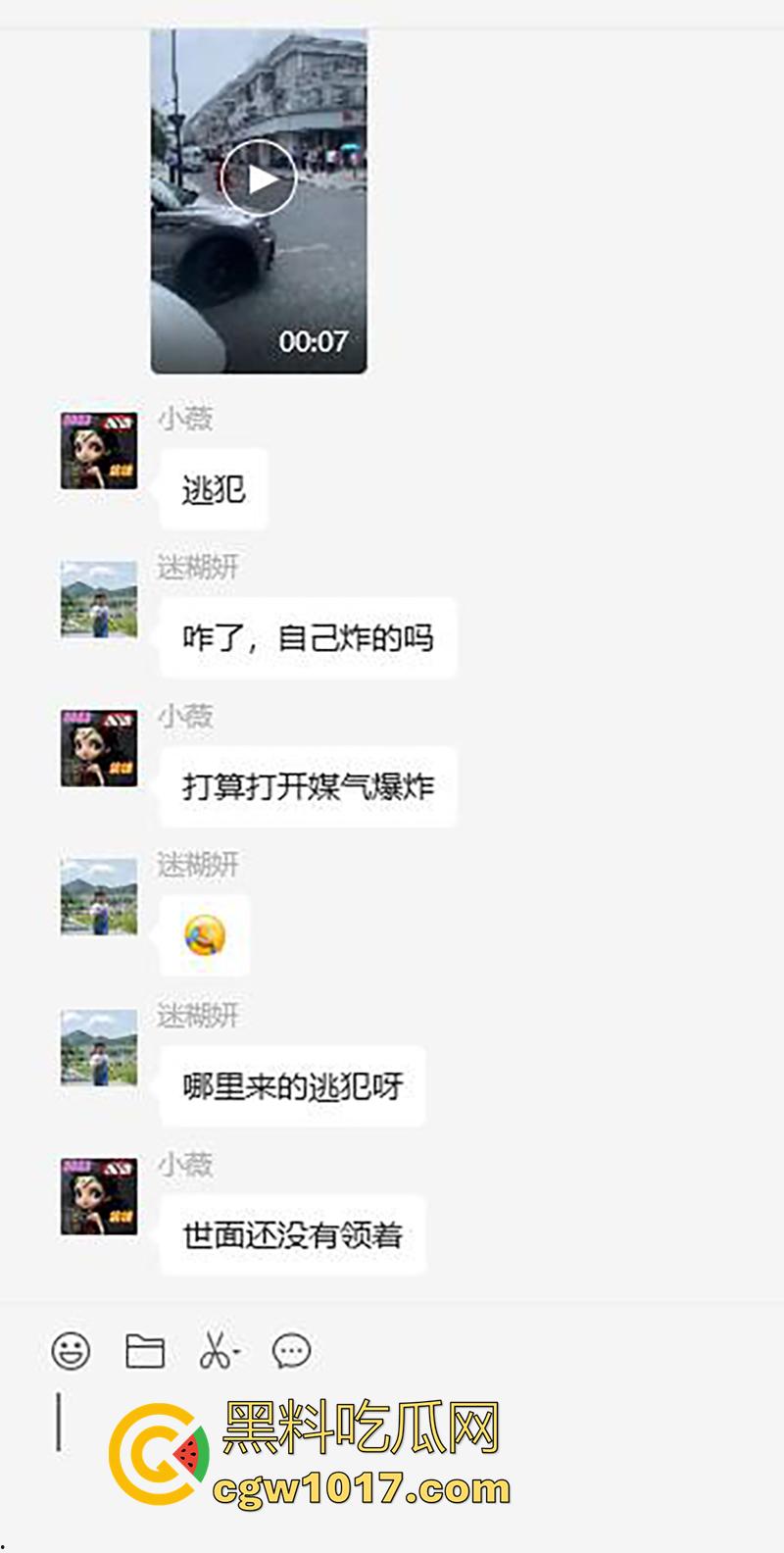 景德镇惊现恐怖分子，一男子手持液化气罐，点燃后与警察对峙，男子怀疑精神有问题！