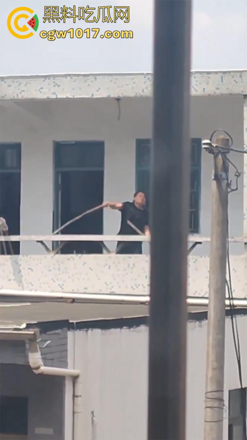 景德镇惊现恐怖分子，一男子手持液化气罐，点燃后与警察对峙，男子怀疑精神有问题！-2