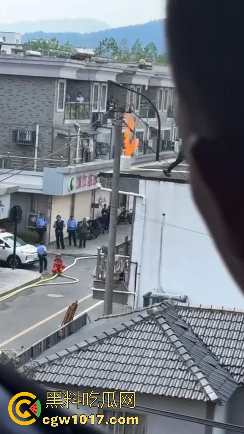 景德镇惊现恐怖分子，一男子手持液化气罐，点燃后与警察对峙，男子怀疑精神有问题！-3