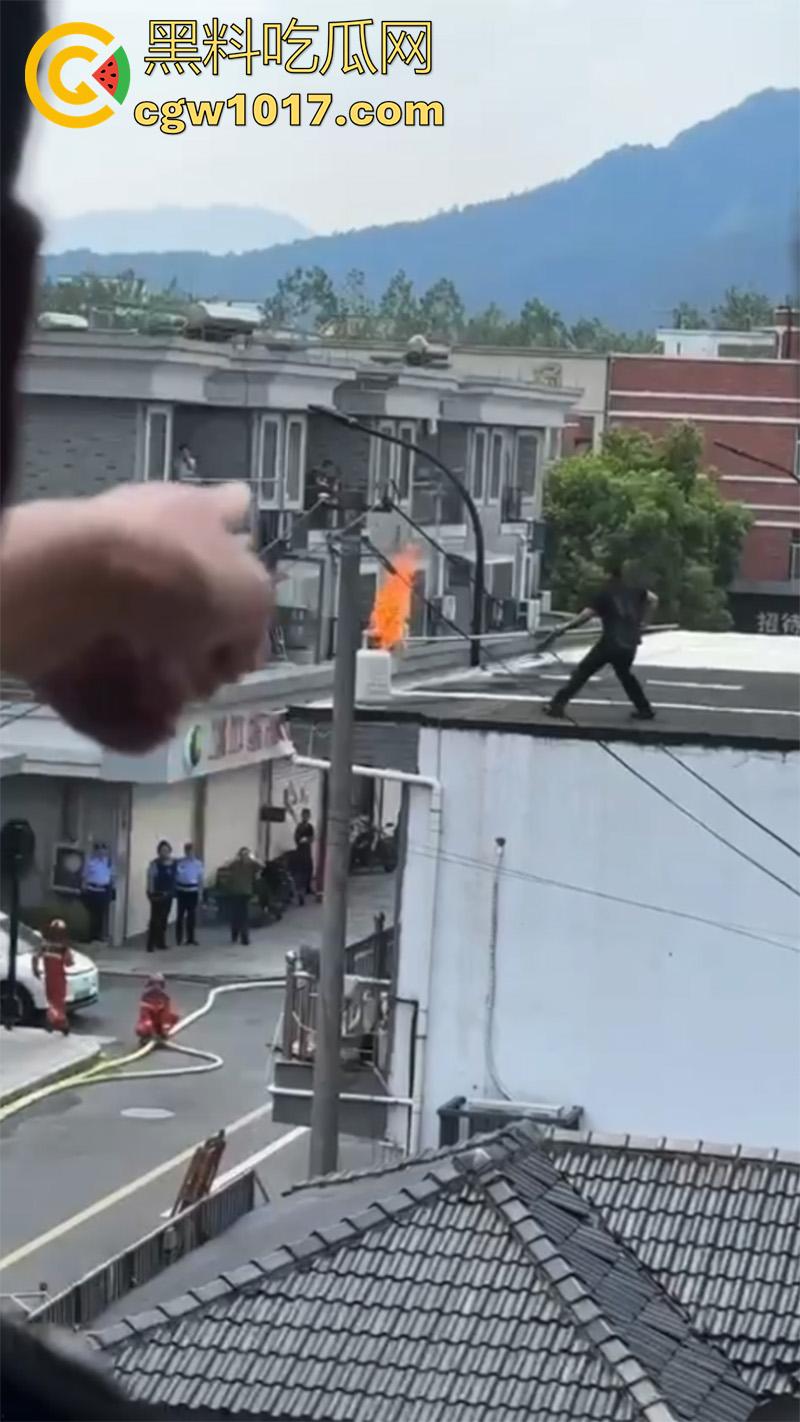 景德镇惊现恐怖分子，一男子手持液化气罐，点燃后与警察对峙，男子怀疑精神有问题！-4