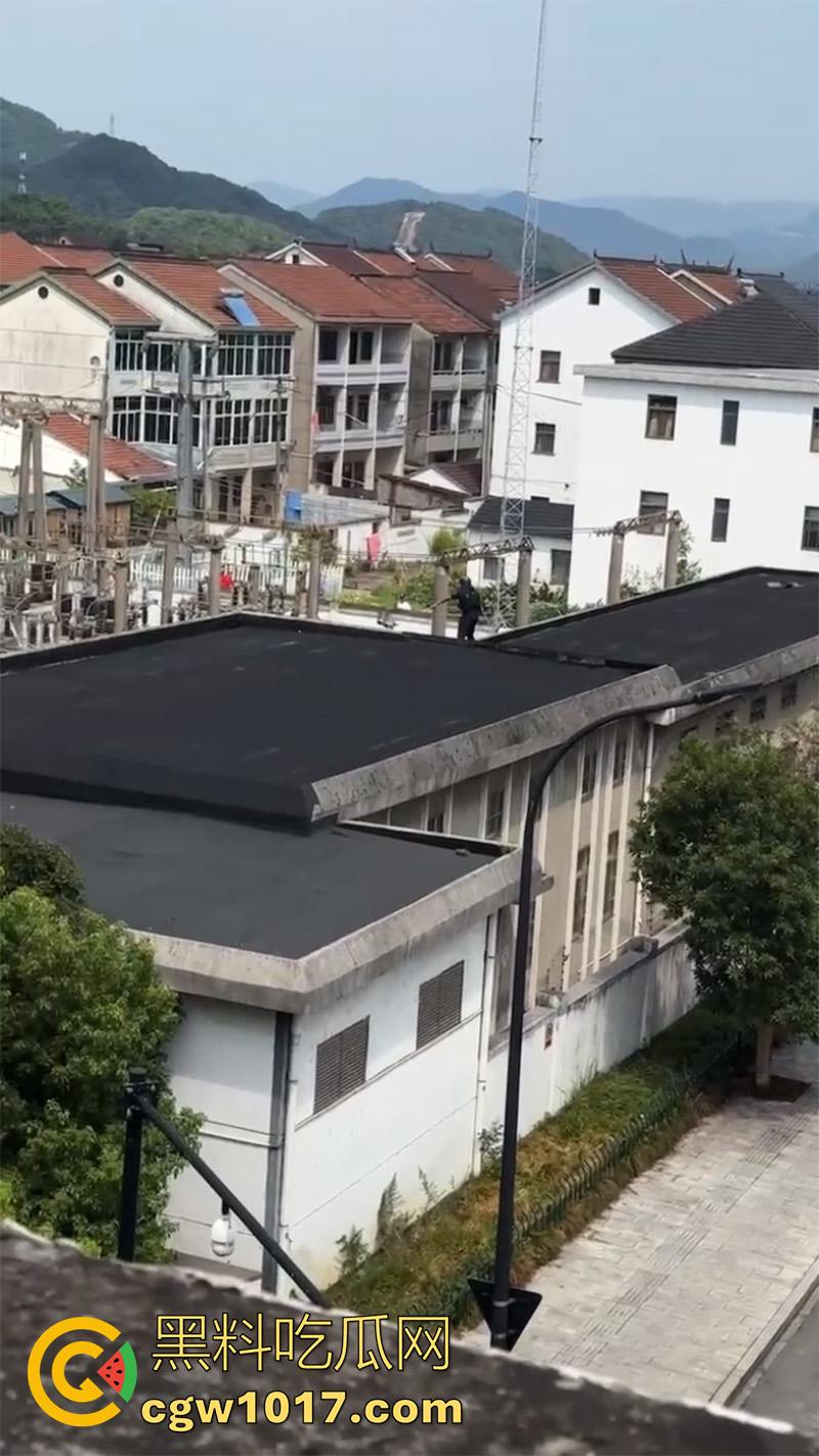 景德镇惊现恐怖分子，一男子手持液化气罐，点燃后与警察对峙，男子怀疑精神有问题！-5