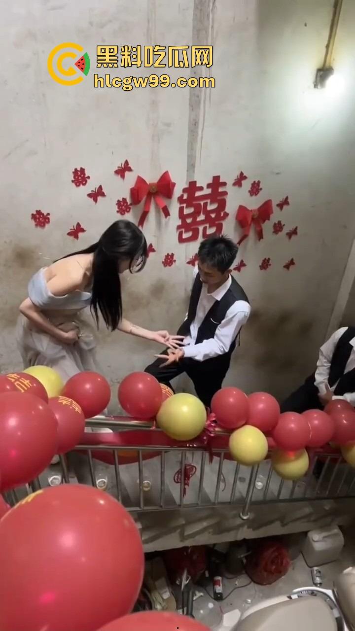 广西老表结婚，伴娘拦路奶子太犯规，伴郎不闯关就算了，光盯着人家胸看，感觉不错想再办一场？