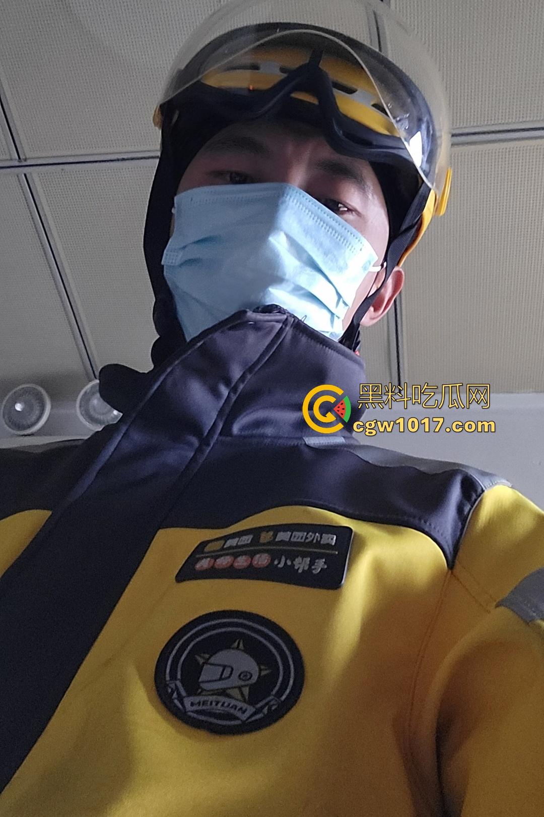 杭州师范大学【贾彩霞】点外卖，看小哥裤裆鼓包直接拉进门在镜前做爱，多次约炮，表情管理很到位！