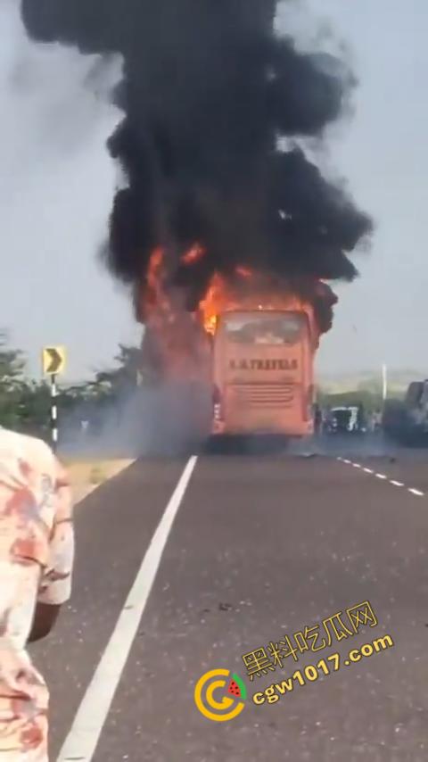 印度拉贾斯坦邦新购巴士惨烈失火,20人惨遭烈焰吞噬命丧黄泉,焦黑车厢隐隐哀嚎,车主凄凉新车梦碎-2