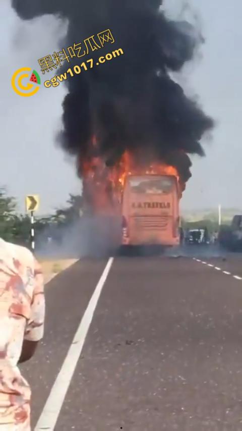 印度拉贾斯坦邦新购巴士惨烈失火,20人惨遭烈焰吞噬命丧黄泉,焦黑车厢隐隐哀嚎,车主凄凉新车梦碎-3
