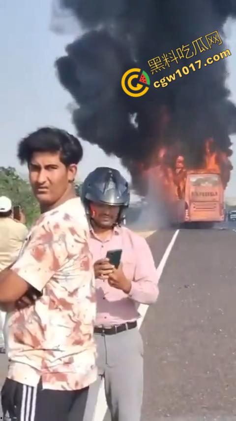 印度拉贾斯坦邦新购巴士惨烈失火,20人惨遭烈焰吞噬命丧黄泉,焦黑车厢隐隐哀嚎,车主凄凉新车梦碎-4