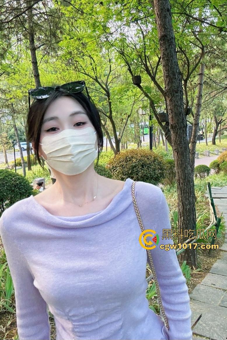 御姐【庞成慧】雨天户外披睡衣全裸，粉嫩爆乳骚穴对着镜头全脱光，后面车流不断，司机大哥看呆心想“别冷着了”！