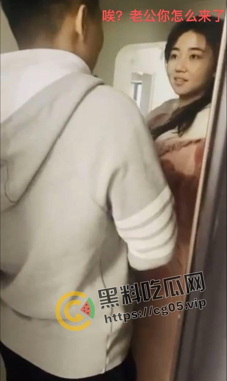 年度捉奸TOP1!满地套套和情趣内衣 女子见到老公还笑 真是不要脸-6