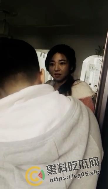 年度捉奸TOP1!满地套套和情趣内衣 女子见到老公还笑 真是不要脸-7