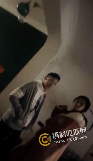 年度捉奸TOP1!满地套套和情趣内衣 女子见到老公还笑 真是不要脸-8