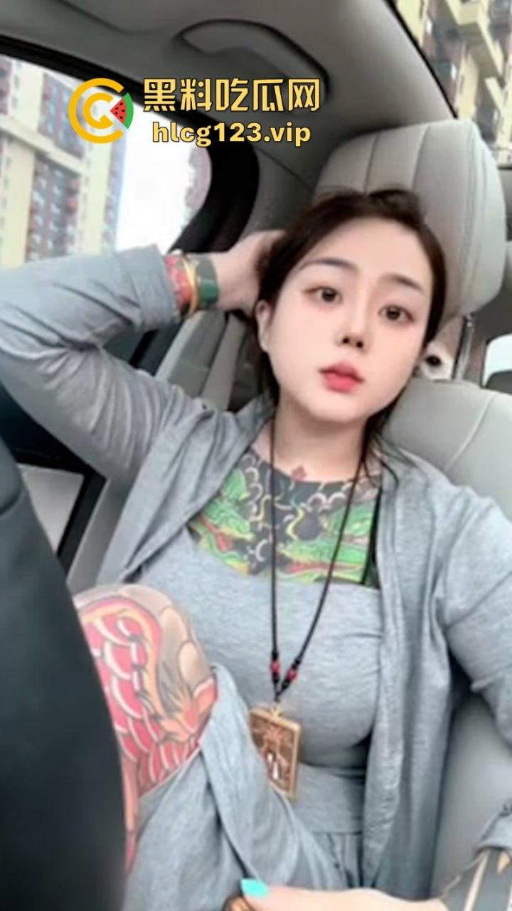 快手小网红【美美美美如】私拍除了奶子全身通体刺青 一字马疯狂甩奶是个实打实的骚货！-4