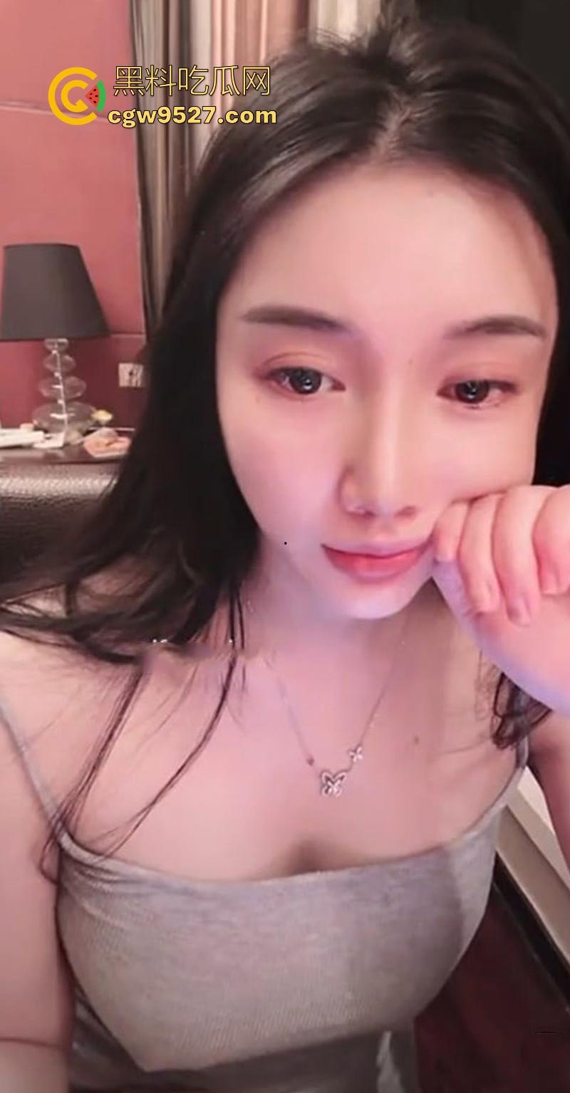 抖音网红【starrysky】高挑美女为流量铤而走险，极品御姐真空漏点，故意露出内裤，观众弹幕瞬间炸裂！-6