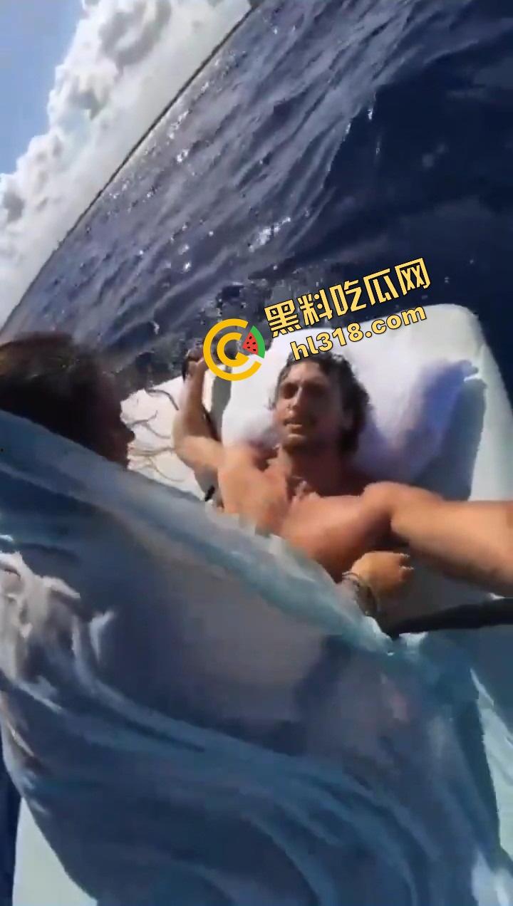 老外挑战大海漂流日逼,日到一半遇金枪鱼,鸡儿抽插手在抓鱼,打完炮还能吃活生鱼片,真正的野外求生!-2