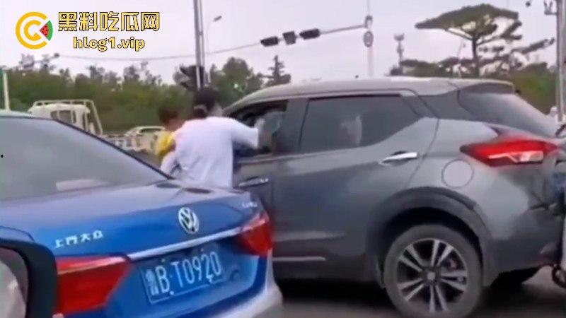 山东又又又上分了！宝妈追尾抱着孩子拿小刀刺前车司机！