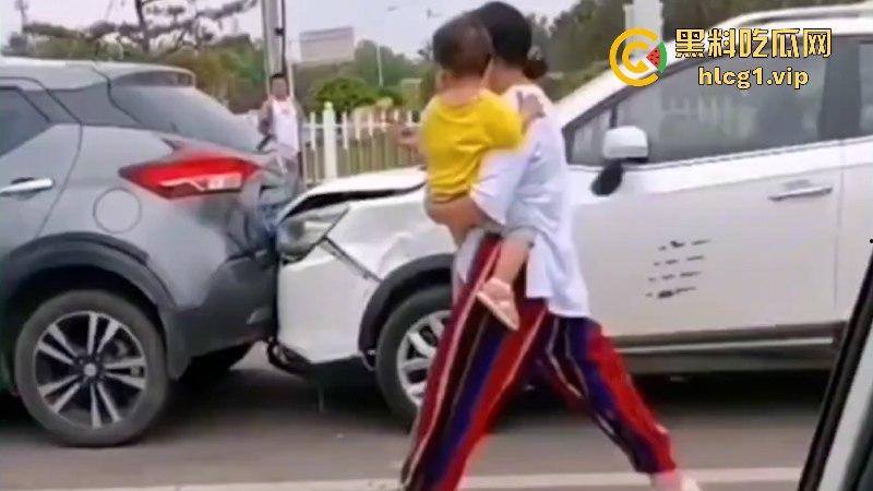 山东又又又上分了!宝妈追尾抱着孩子拿小刀刺前车司机!-6