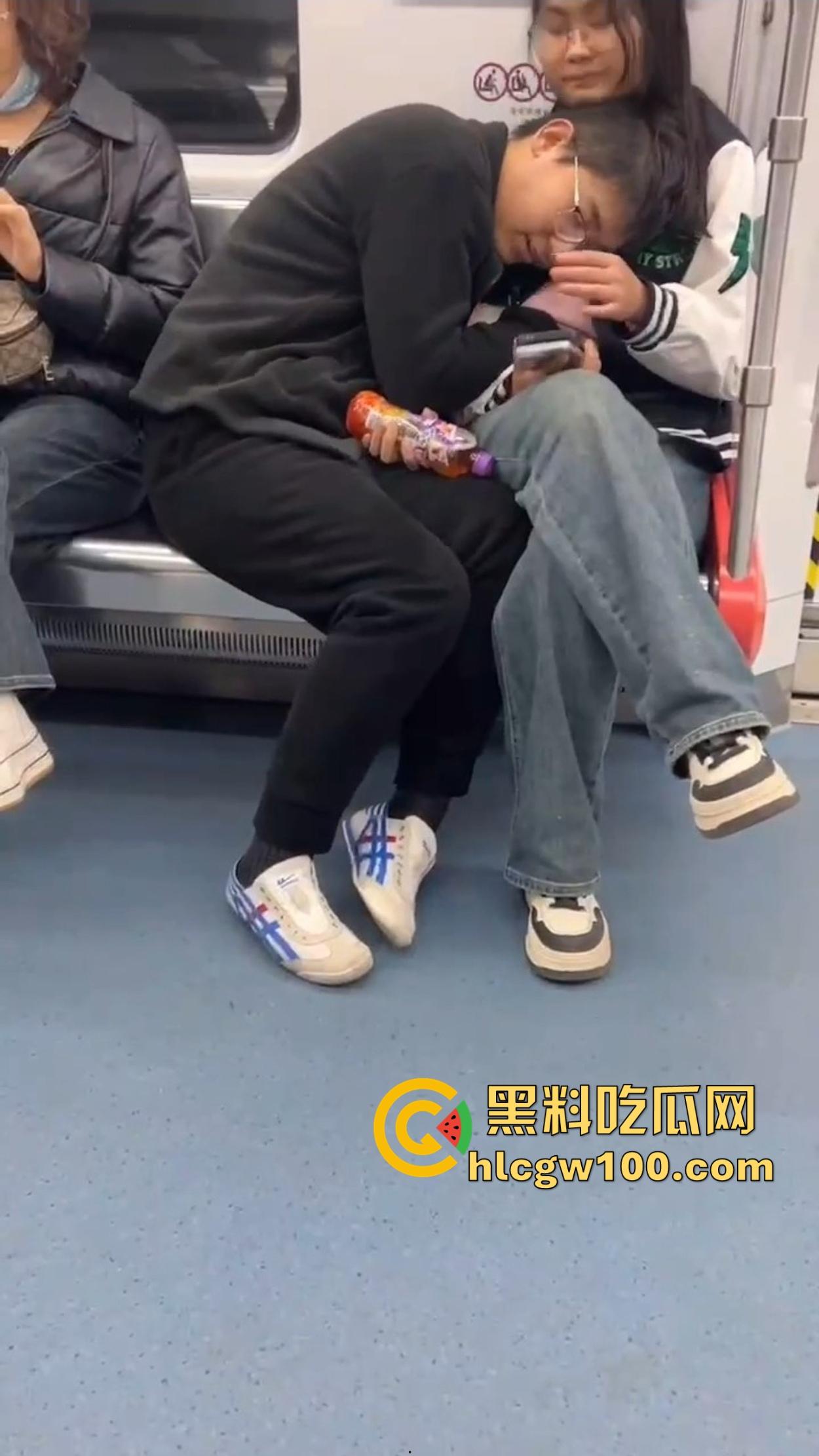 南京地铁上演活春宫，小情侣车厢摸奶上头，手伸进衣服揉得起劲，差点拖裤直接开干，你们是有多饥渴？