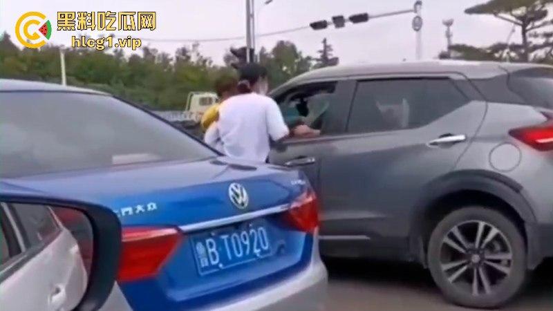 山东又又又上分了!宝妈追尾抱着孩子拿小刀刺前车司机!-11