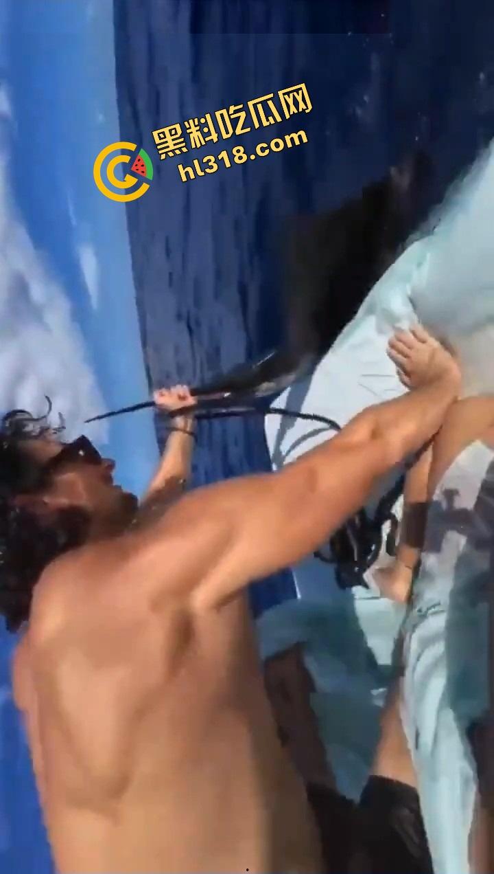 老外挑战大海漂流日逼,日到一半遇金枪鱼,鸡儿抽插手在抓鱼,打完炮还能吃活生鱼片,真正的野外求生!-9