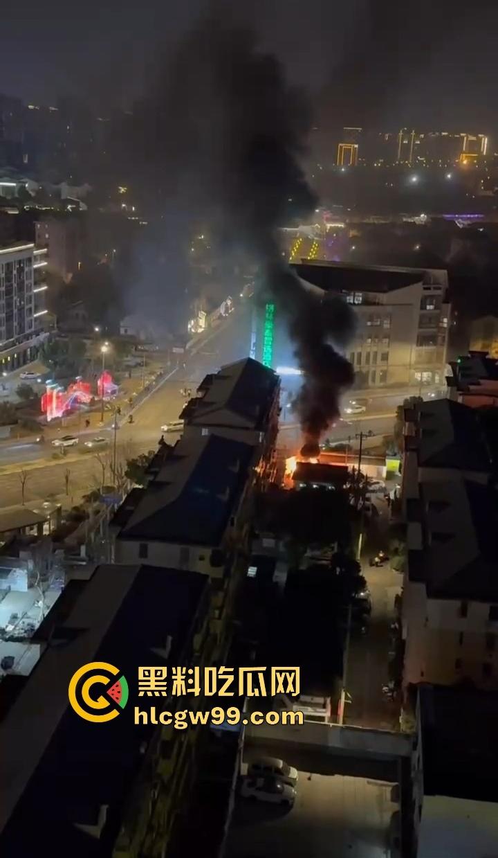 春晚无锡分会场火了,会场彩排突发火情况,央视的脸估计都烧红了吧?这年头连春晚都开始玩烈焰风格了!-4