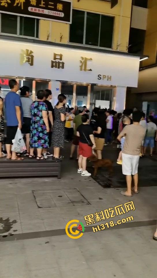 井研世园步行街服装店老板儿子打瓦罗兰排位游戏突然断网，宽带师傅没修好，直接拿刀捅了他几刀完事！-6