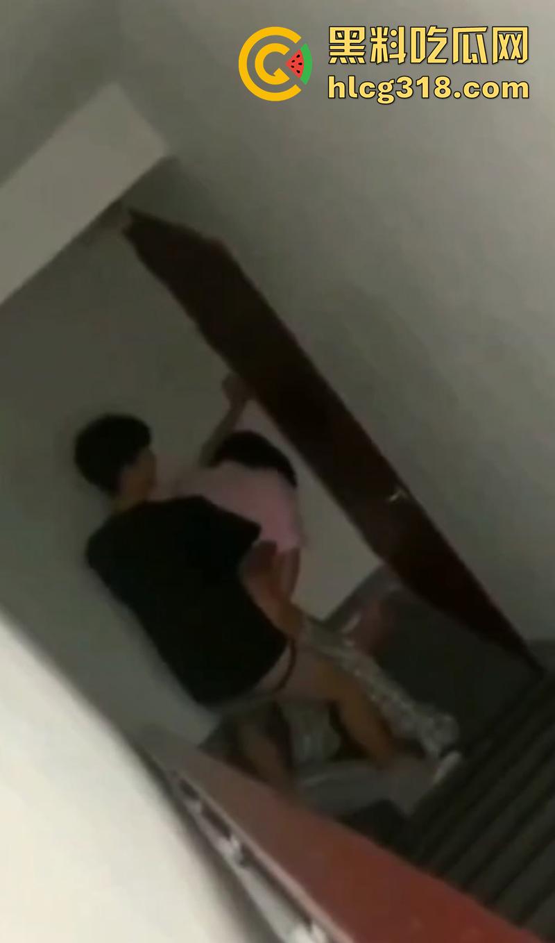 图书馆偷情兄弟女友，兄弟还在楼下看书，俩人偷偷到员工走廊，传出阵阵淫叫声，玩的太大胆了！-6