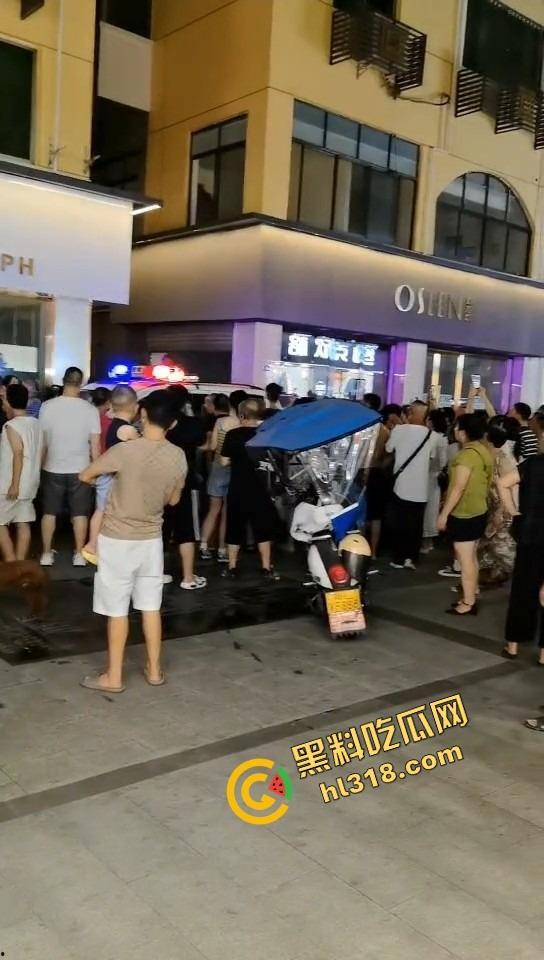 井研世园步行街服装店老板儿子打瓦罗兰排位游戏突然断网，宽带师傅没修好，直接拿刀捅了他几刀完事！-7