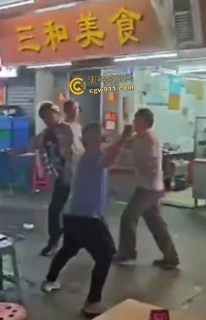 珠海街头美食引发血战KO，头盔哥板凳爆头砸倒对手瞬间昏迷，劝架老大哥摔地膝盖出血！