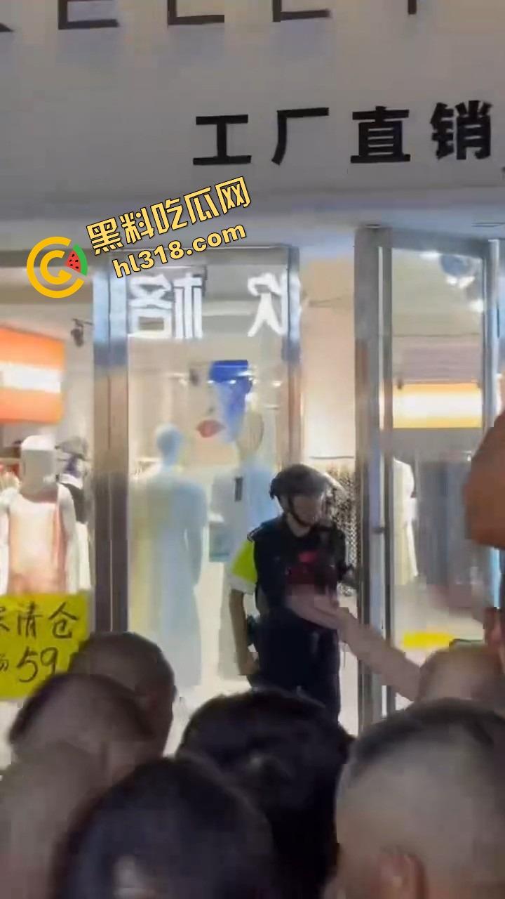 井研世园步行街服装店老板儿子打瓦罗兰排位游戏突然断网，宽带师傅没修好，直接拿刀捅了他几刀完事！-9