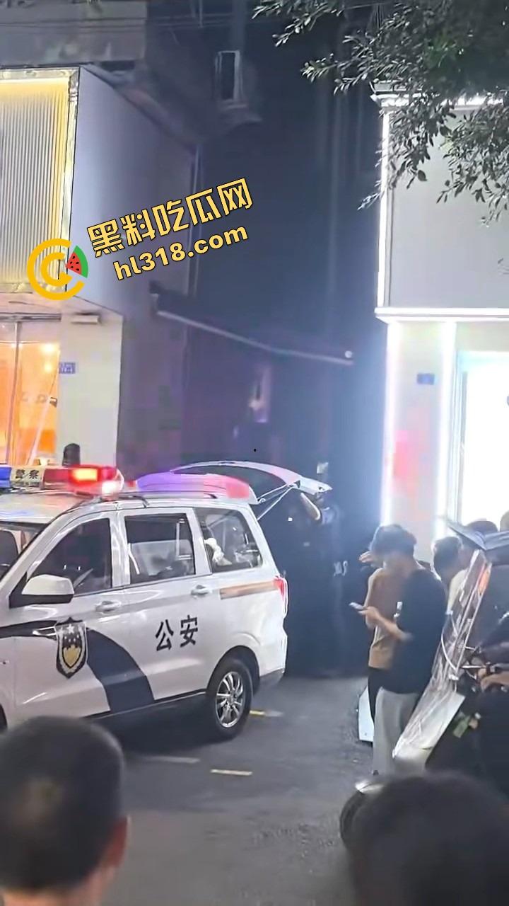 井研世园步行街服装店老板儿子打瓦罗兰排位游戏突然断网，宽带师傅没修好，直接拿刀捅了他几刀完事！-12