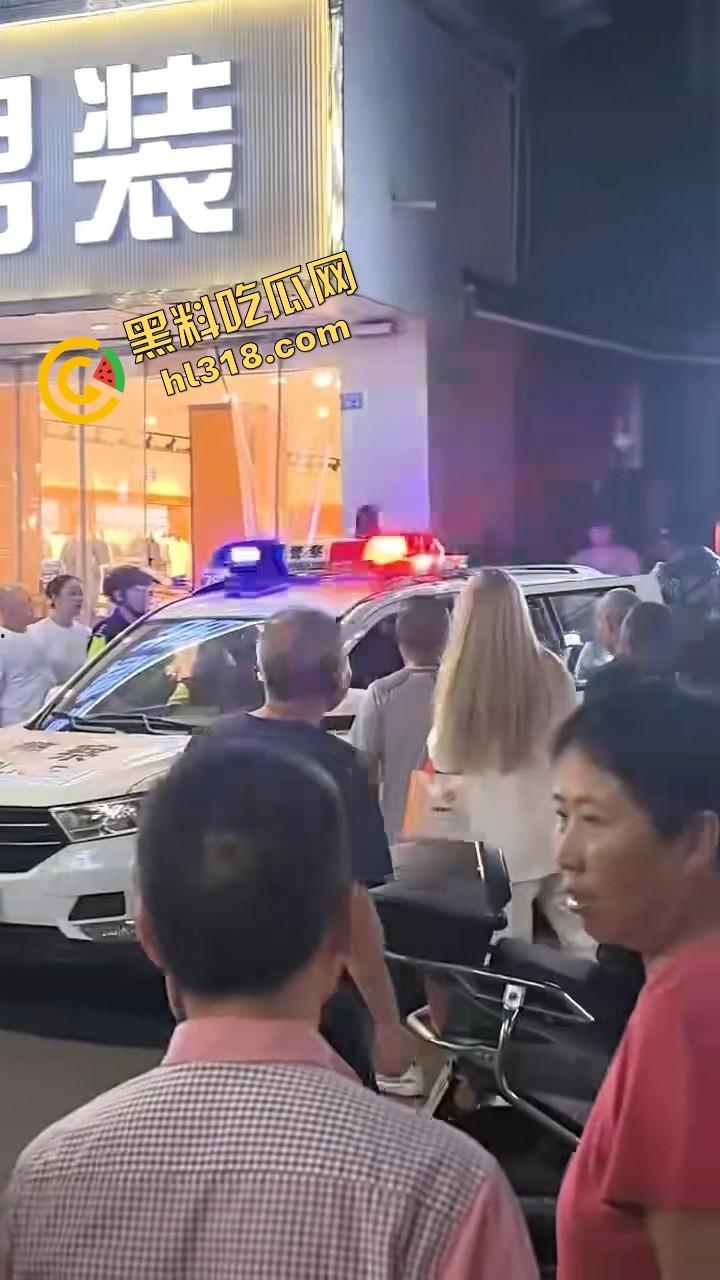 井研世园步行街服装店老板儿子打瓦罗兰排位游戏突然断网，宽带师傅没修好，直接拿刀捅了他几刀完事！-13