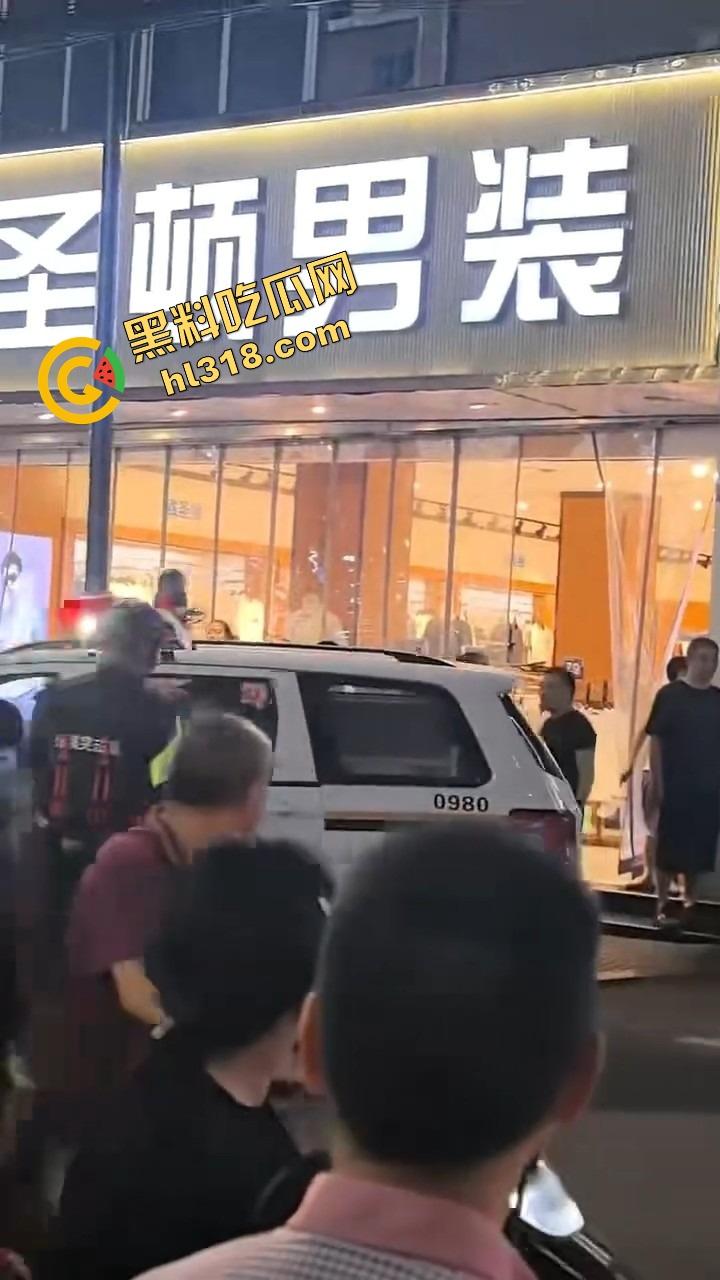 井研世园步行街服装店老板儿子打瓦罗兰排位游戏突然断网，宽带师傅没修好，直接拿刀捅了他几刀完事！-14