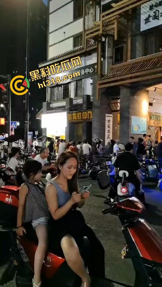 井研世园步行街服装店老板儿子打瓦罗兰排位游戏突然断网，宽带师傅没修好，直接拿刀捅了他几刀完事！-15