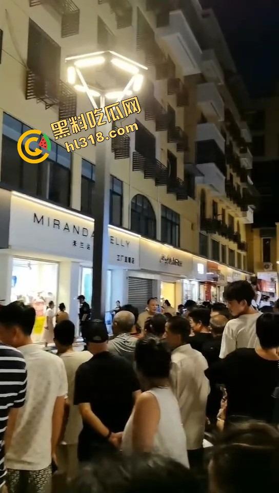 井研世园步行街服装店老板儿子打瓦罗兰排位游戏突然断网，宽带师傅没修好，直接拿刀捅了他几刀完事！-17