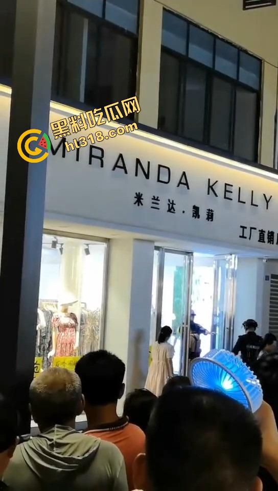 井研世园步行街服装店老板儿子打瓦罗兰排位游戏突然断网，宽带师傅没修好，直接拿刀捅了他几刀完事！-18