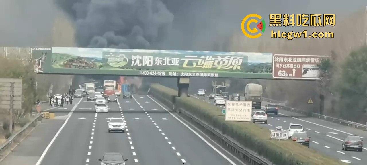 辽宁沈阳苏家屯高速突发大巴车祸！疑似载满辽宁师范大学学生，现场一片狼藉！