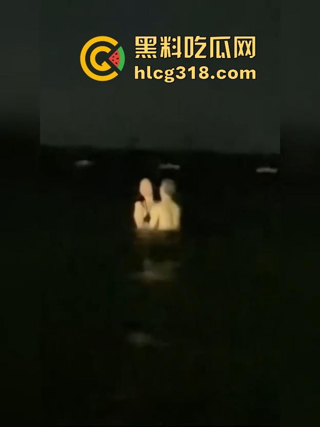 认真做爱无惧环境！携极品苗条情人深夜海边做爱 专注的人在哪都能日逼！-7