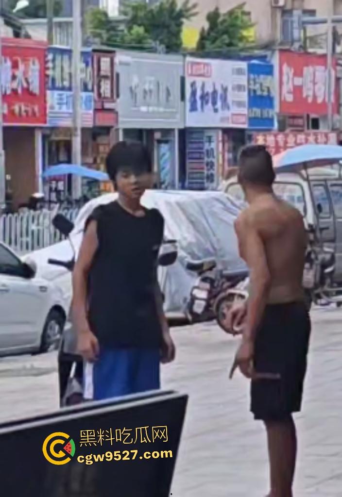 广州番禺小伙调戏大叔老婆惹祸!被怒按地上狂揍,脚踩羞辱遭外卖小哥嘲笑!-2