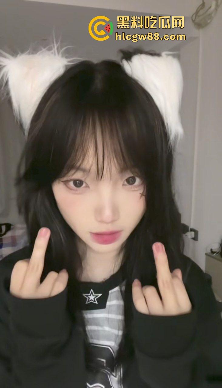 抖音反差嫩妹骚婊【相咕烧麦】化身洛丽塔女仆淫荡吃鸡,私人影院做爱无套内射白浆涌出!-3