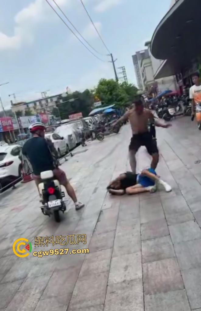 广州番禺小伙调戏大叔老婆惹祸!被怒按地上狂揍,脚踩羞辱遭外卖小哥嘲笑!-6