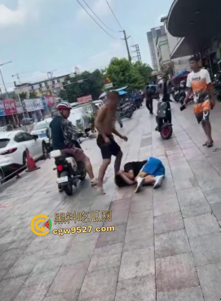广州番禺小伙调戏大叔老婆惹祸!被怒按地上狂揍,脚踩羞辱遭外卖小哥嘲笑!-8
