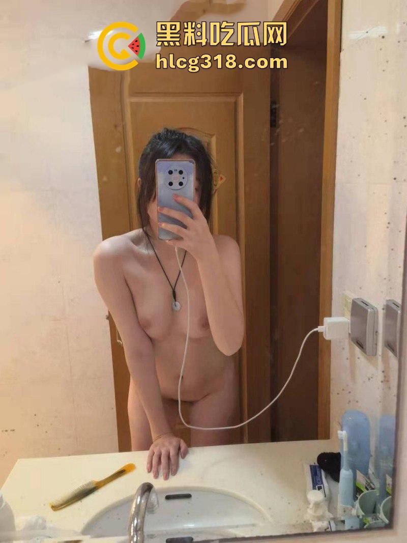 辽宁师范大学【彦雯静】娇嫩玉足玩弄大屌，自拍粉穴抚摸自慰，骚逼湿透淫态毕露！-5