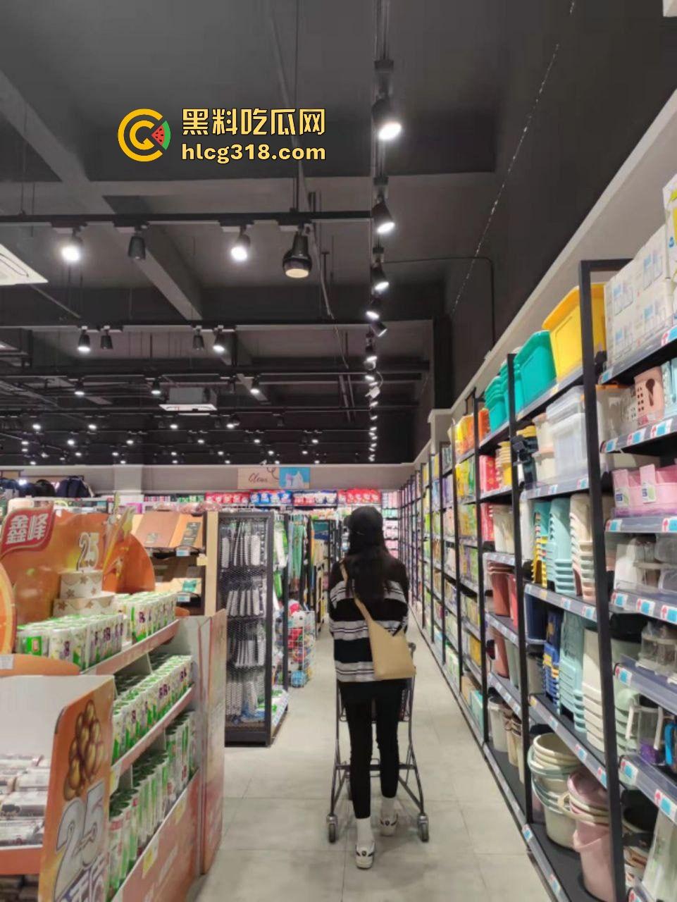 反差队长【崽崽】酷爱刺激车震，被男友偷拍捕捉高潮骚态，精子从粉逼浓毛里流出来的样子就像一幅画！