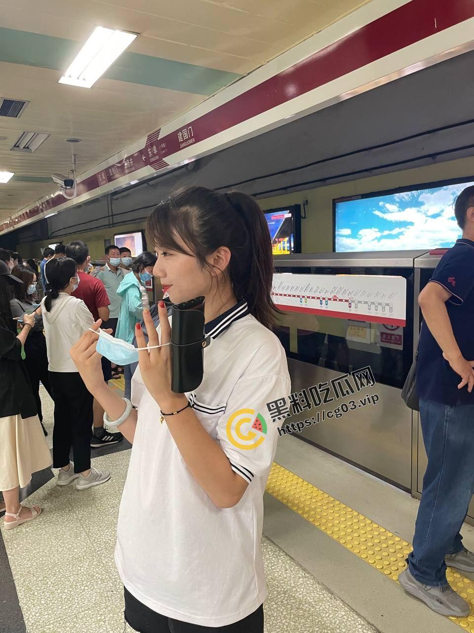 反差女友 谁的女神又是谁的母狗呢 你不舍得骑的自行车 别人站起来蹬