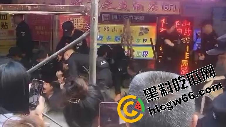 四川绵阳两爷子上头袭警？小事调解变刑事，抓进去才老实，属实是安逸得很！