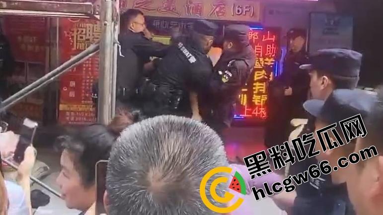 四川绵阳两爷子上头袭警?小事调解变刑事,抓进去才老实,属实是安逸得很!-2