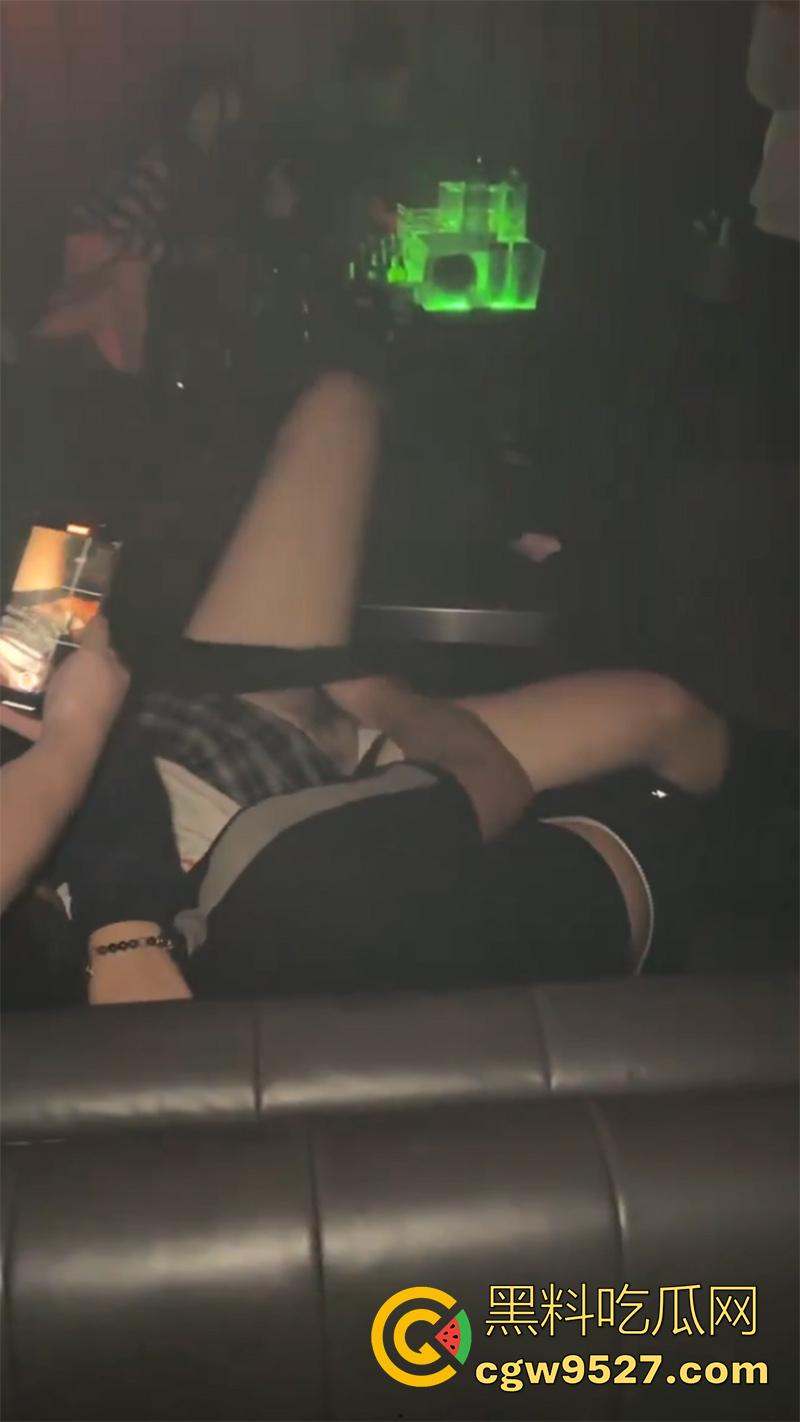 有钱人的快乐合集，KTV真空场游戏场偷拍，性感尤物全裸互动游戏，妹子年纪小身材好，只要钱到位玻璃干稀碎！-2