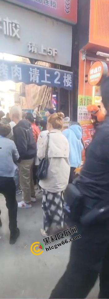 四川绵阳两爷子上头袭警?小事调解变刑事,抓进去才老实,属实是安逸得很!-10