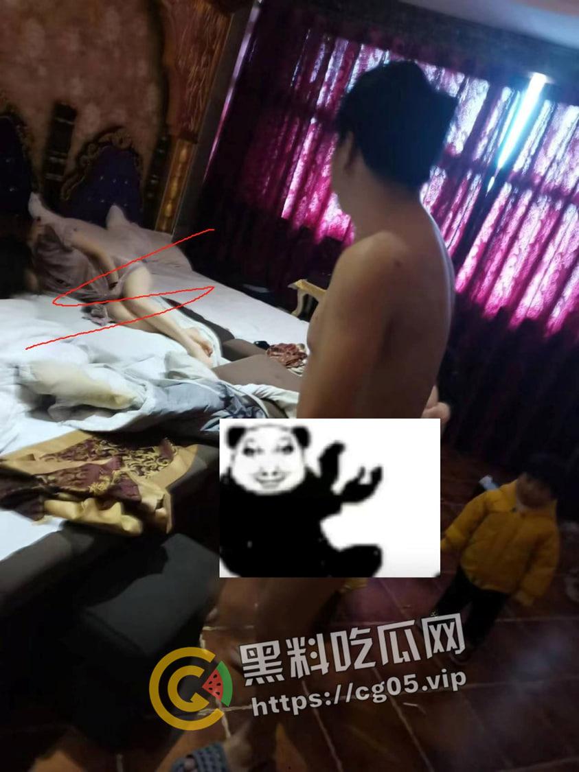 奇葩捉奸！狗男女足浴店内偷情还带俩娃 这就是破鞋的家庭教育吗 捉奸现场流出-3