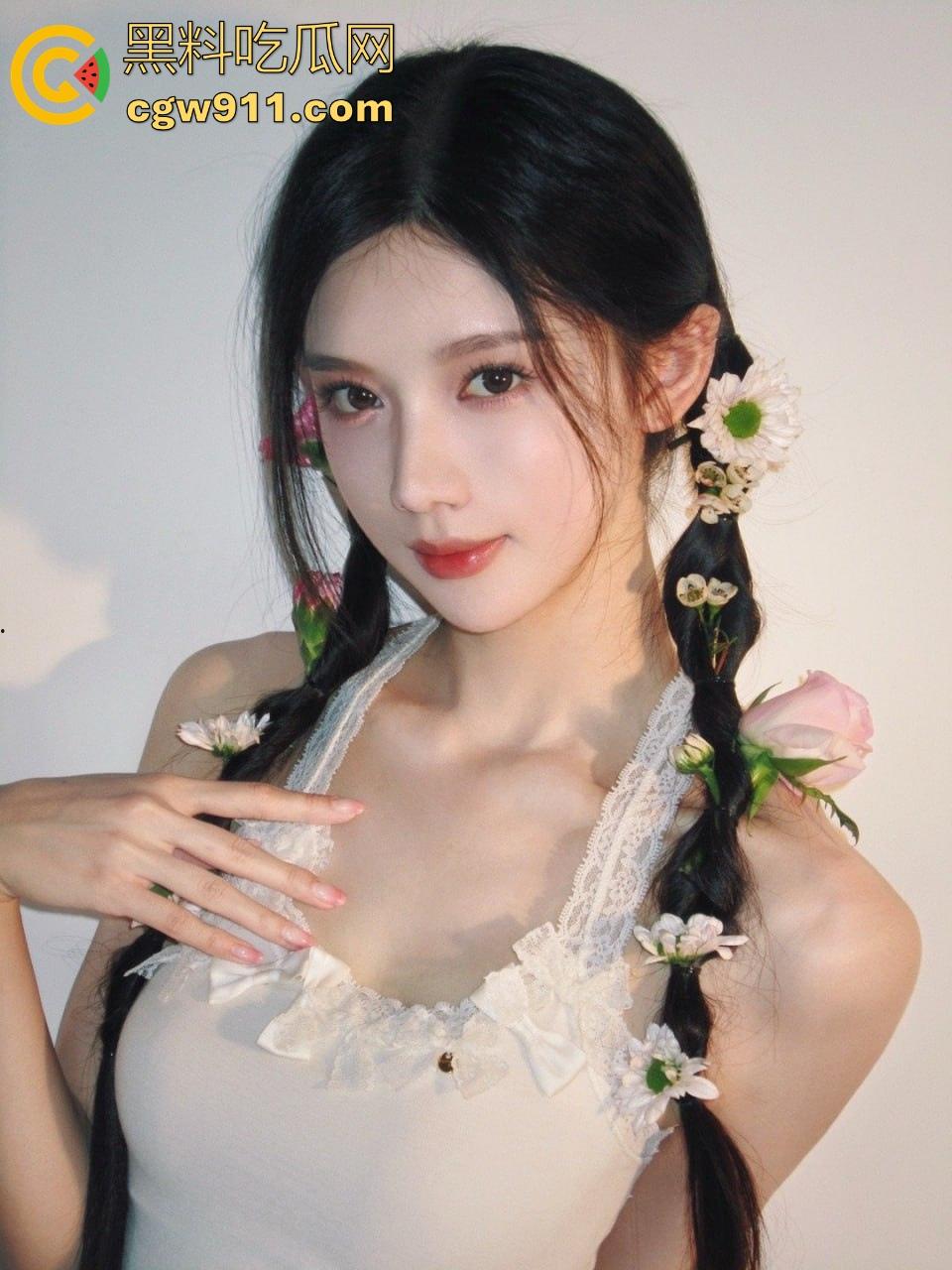 三亚酒店深夜酒店阳台玩露出？不是哥们这么享受的嘛，女友扶栏杆后入，曼妙的身姿在灯光下展现刺激！-1