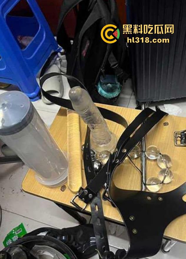 新生入学发现学姐的圣遗物，这学姐也太会玩了吧，灌肠器假鸡巴拉珠样样全，赶紧舔一下上面还有学姐淫水！-3